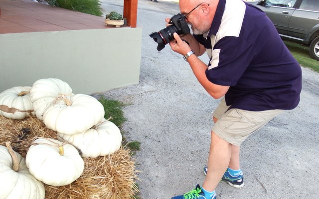 Voorsitter Riaan Jacobs in aksie vir â€˜n goeie â€œkomposisie-gefokusdeâ€ foto - moontlik het hy â€œPampoene oppie dakâ€ in gedagte gehad!
